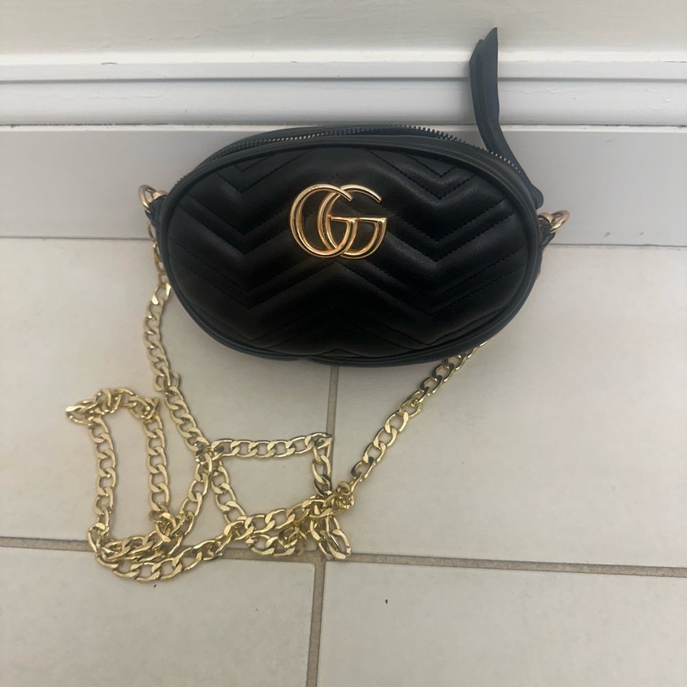Gucci Crossbody/Chain purse. Black and Gold. Only defect on the belt loop
